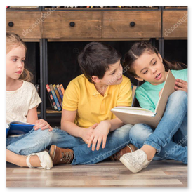 Biblioteca scolastica con scaffali e spazio lettura.