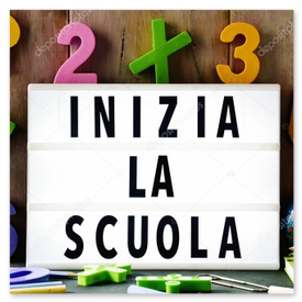 Classe d’epoca con alunni e lavagna.