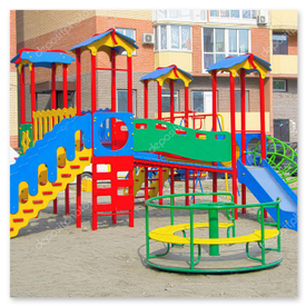 Cortile esterno con area gioco e alberi.