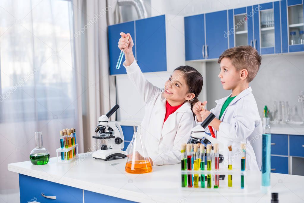 Laboratorio scientifico con bambini e insegnante.