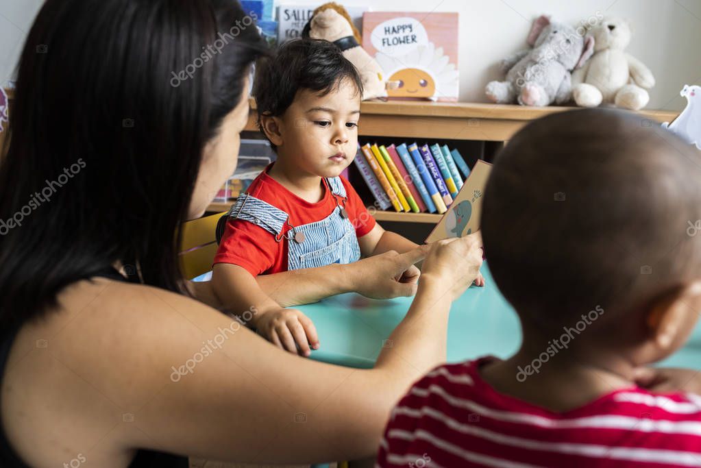 Momento di lettura animata in sezione.