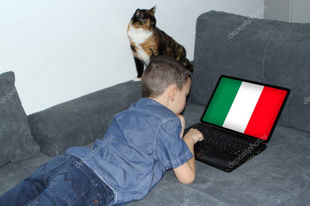 Bambini che leggono e scrivono in classe.