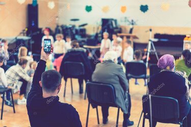 Bambini sul palco per la recita di Natale.