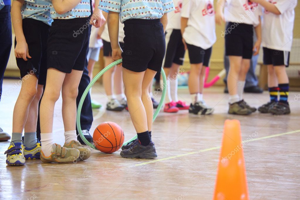 Bambini in palestra durante attività sportive.